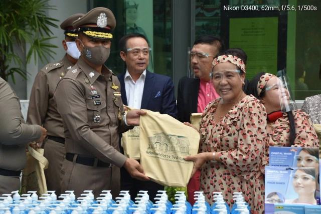 กลุ่มเพื่อนตำรวจดนตรีสร้างโลก มอบสิ่งของให้พิพิธภัณฑ์ตำรวจ วังปารุสกวัน