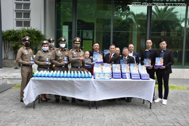 กลุ่มเพื่อนตำรวจดนตรีสร้างโลก มอบสิ่งของให้พิพิธภัณฑ์ตำรวจ วังปารุสกวัน