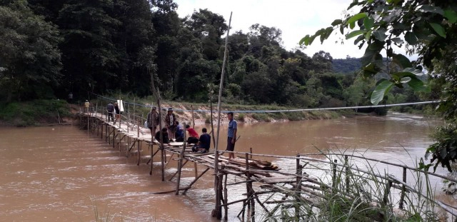 ชาวบ้านถาม สะพานข้ามห้วยบังอี่ ก่อสร้างข้ามปียังไม่เสร็จอีก