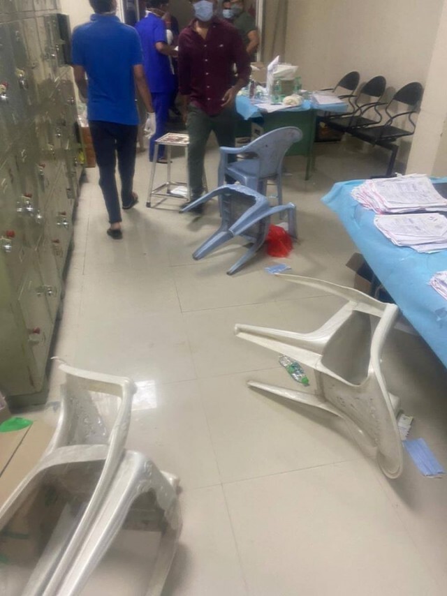 ญาติผู้ป่วยโควิดบุกเอาเก้าอี้ฟาดหมอใน รพ. ที่อินเดีย