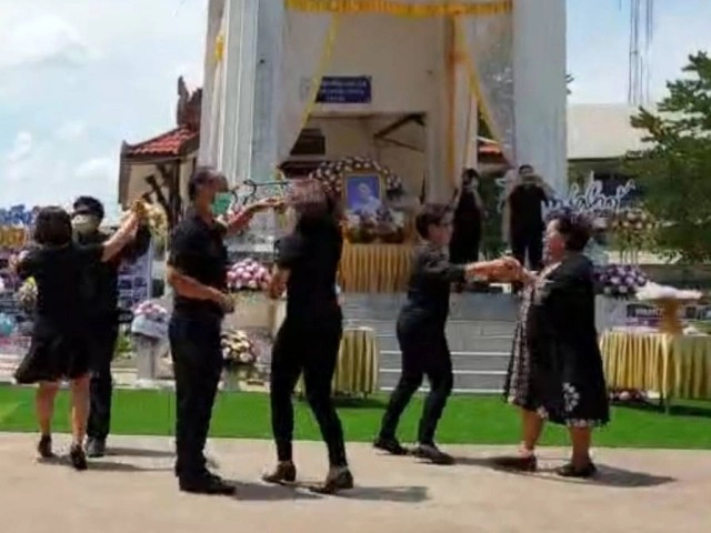 โชว์สเต็ป "ลีลาศ" งานฌาปนกิจ