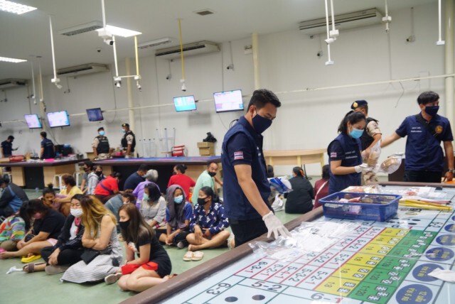 ทลายบ่อนใหญ่ กลางเมืองระยอง เงินสะพัด 12 ล้าน