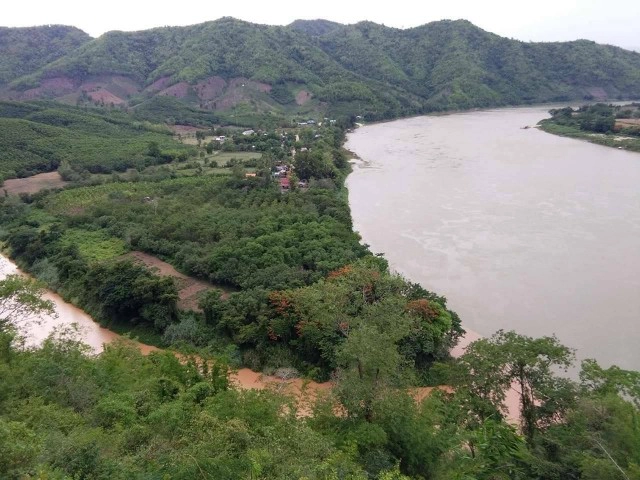 ยื่นหนังสือ พล.อ.ประวิตร วงษ์สุวรรณ ให้ทบทวนสร้างเขื่อนสานะคาม