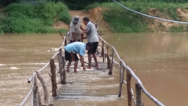 ชาวบ้านถาม สะพานข้ามห้วยบังอี่ ก่อสร้างข้ามปียังไม่เสร็จอีก