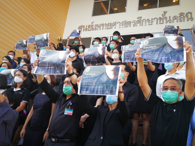 แพทย์พยาบาล รพ.ขอนแก่น สวมชุดดำ เรียกร้องขอหมอชาญชัยคืน