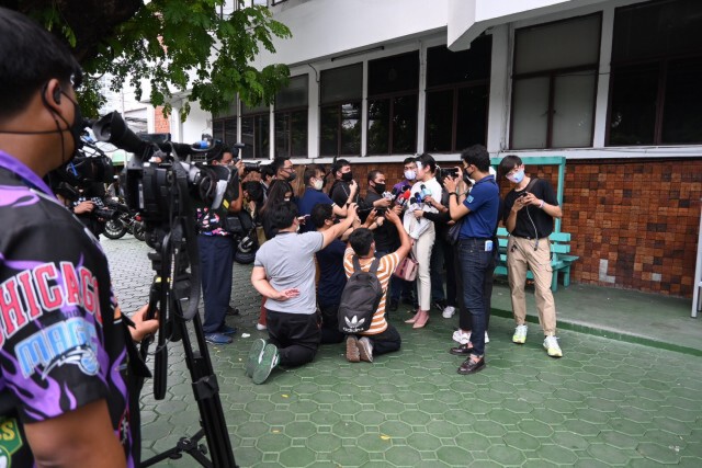 "ช่อ" ทวงติงคดีปีก่อน แจ้งข้อหาปีนี้  คดีหมิ่นฯ "เอ๋ ปารีณา"