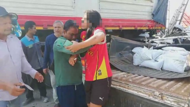 2 ขวบรอดปาฎิหารย์! พ่วง 18 ล้อตัดหน้ากระบะ พังยับ