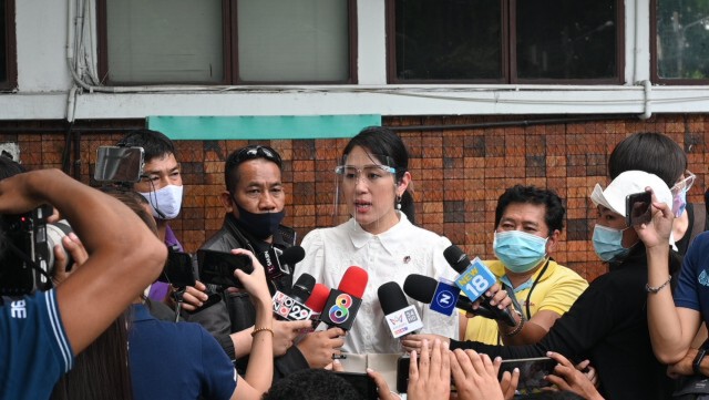"ช่อ" ทวงติงคดีปีก่อน แจ้งข้อหาปีนี้  คดีหมิ่นฯ "เอ๋ ปารีณา"