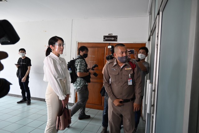 "ช่อ" ทวงติงคดีปีก่อน แจ้งข้อหาปีนี้  คดีหมิ่นฯ "เอ๋ ปารีณา"
