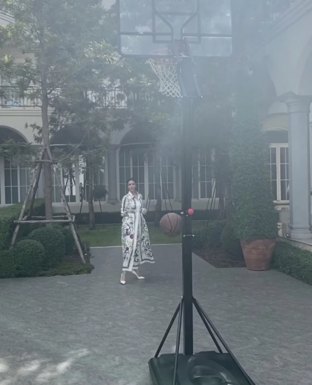 ชุดอยู่บ้าน! "ศรีริต้า" ใส่ส้นสูง ชู้ดลูกบาสเกร๋ๆ