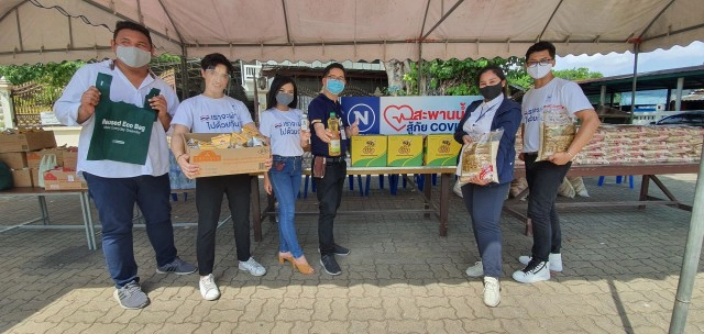 ชุมชนหลังวัดดุสิตฯ ปลื้ม"เนชั่น ทีวี "มอบของยังชีพ สู้โควิด