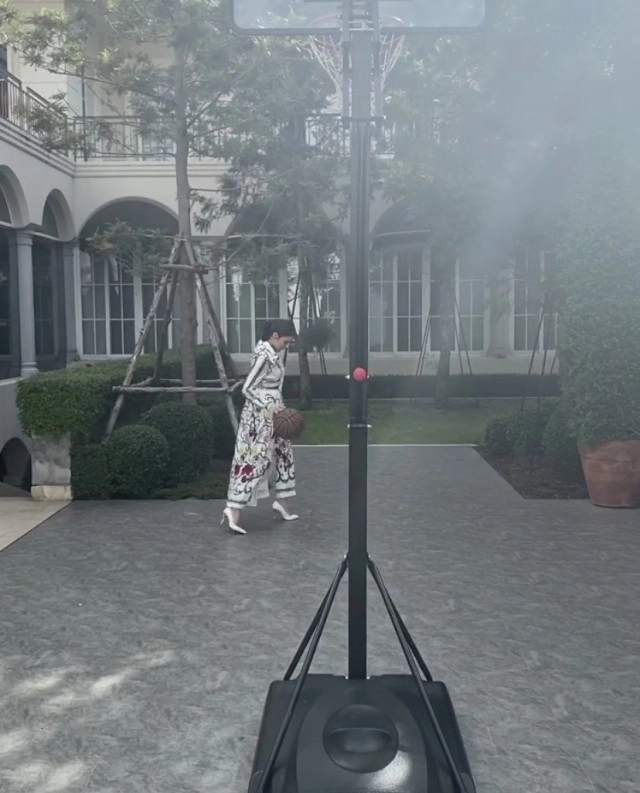 ชุดอยู่บ้าน! "ศรีริต้า" ใส่ส้นสูง ชู้ดลูกบาสเกร๋ๆ