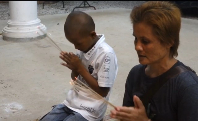 "น้องน็อต - แม่" เข้าวัดหัดท่องตำรา-อบรมวินัยสามเณร