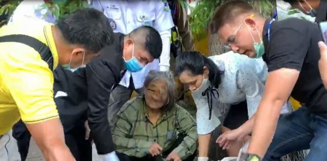 ป้าชาวสระแก้วปีนต้นไม้ร้องนายกปมที่ดิน