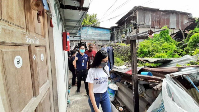 ชุมชนหลังวัดดุสิตฯ ปลื้ม"เนชั่น ทีวี "มอบของยังชีพ สู้โควิด