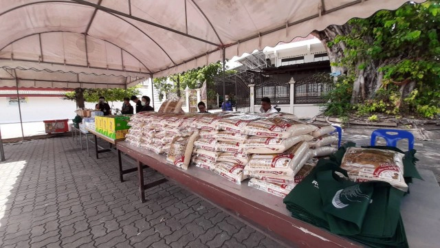 ชุมชนหลังวัดดุสิตฯ ปลื้ม"เนชั่น ทีวี "มอบของยังชีพ สู้โควิด