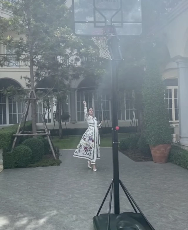 ชุดอยู่บ้าน! "ศรีริต้า" ใส่ส้นสูง ชู้ดลูกบาสเกร๋ๆ