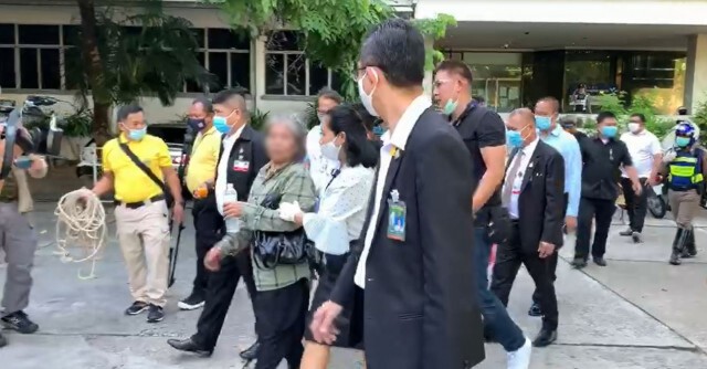 ป้าชาวสระแก้วปีนต้นไม้ร้องนายกปมที่ดิน