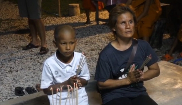 "น้องน็อต - แม่" เข้าวัดหัดท่องตำรา-อบรมวินัยสามเณร