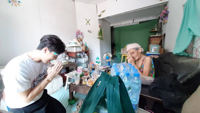 ชุมชนหลังวัดดุสิตฯ ปลื้ม"เนชั่น ทีวี "มอบของยังชีพ สู้โควิด