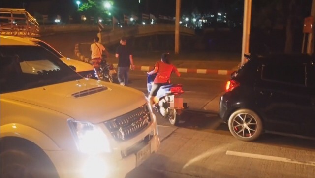 ตำรวจสุพรรณฯ ปิดถนนกวาด 30 โจ๋แว้น