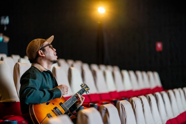 "แว่นใหญ่" ส่งเพลงเศร้า " เงา" กับความรักที่ไปต่อไม่ได้