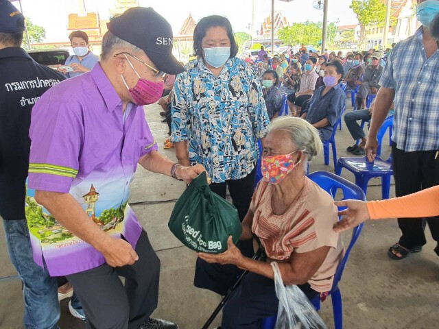 "พล.อ.เลิศรัตน์"มอบตู้ปันสุขและถุงยังชีพให้ปชช.วัดสะแกปทุมธานี