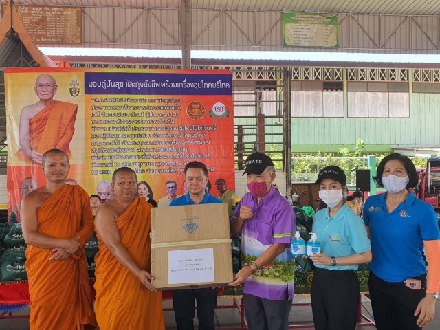 "พล.อ.เลิศรัตน์"มอบตู้ปันสุขและถุงยังชีพให้ปชช.วัดสะแกปทุมธานี