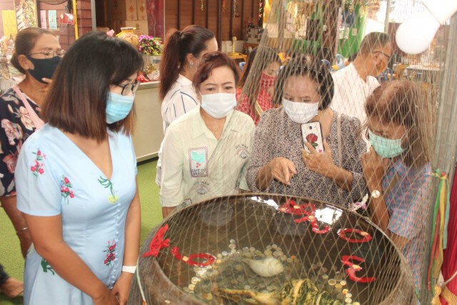 แห่ไหว้ "กุมารเจ้าสัวเฮง" ส่องอ่างน้ำมนต์ขอโชค