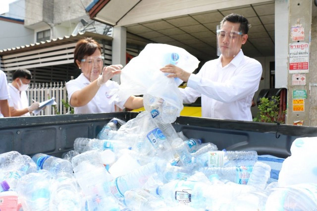 ส.ส.พปชร.ทำโครงการ​"ขวดคุณแลกไข่เรา" แจกไข่ไก่แบบเคาะประตูบ้าน