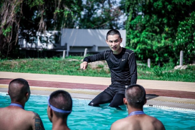 ฝึกพลทหารว่ายน้ำ ก่อนสอบเข้า "หลักสูตรส่งทางอากาศ"