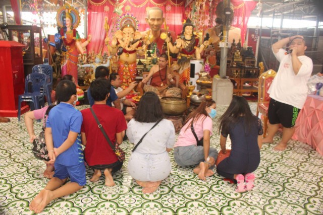 แห่ไหว้ "กุมารเจ้าสัวเฮง" ส่องอ่างน้ำมนต์ขอโชค