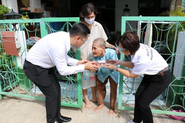 ส.ส.พปชร.ทำโครงการ​"ขวดคุณแลกไข่เรา" แจกไข่ไก่แบบเคาะประตูบ้าน
