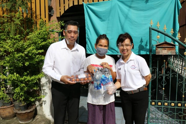 ส.ส.พปชร.ทำโครงการ​"ขวดคุณแลกไข่เรา" แจกไข่ไก่แบบเคาะประตูบ้าน