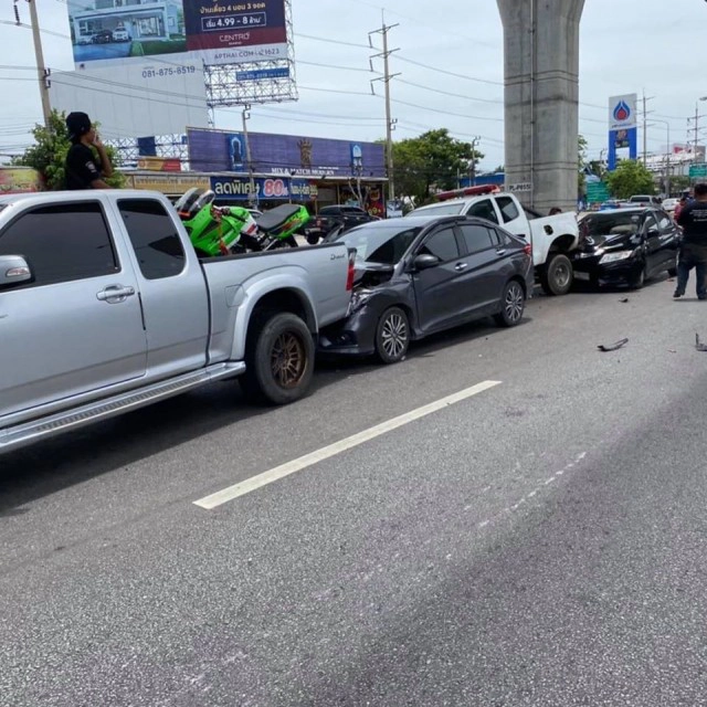 ชนกันวินาศสันตะโร 10 คันรวด