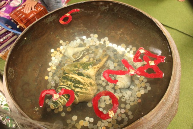 แห่ไหว้ "กุมารเจ้าสัวเฮง" ส่องอ่างน้ำมนต์ขอโชค