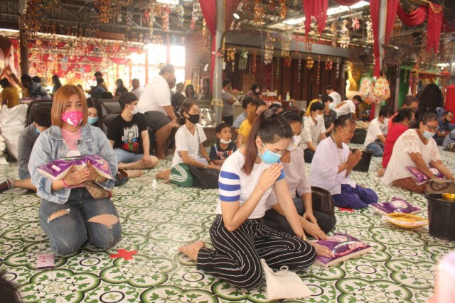 แห่ไหว้ "กุมารเจ้าสัวเฮง" ส่องอ่างน้ำมนต์ขอโชค