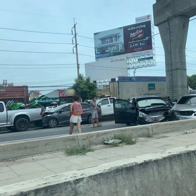 ชนกันวินาศสันตะโร 10 คันรวด