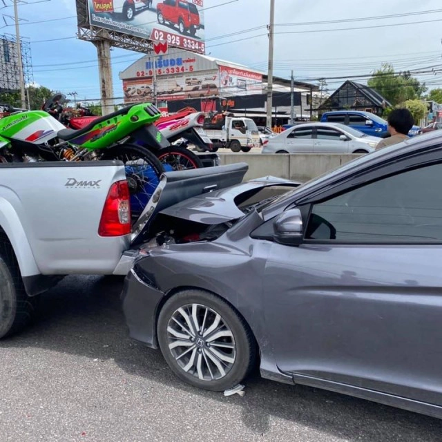 ชนกันวินาศสันตะโร 10 คันรวด