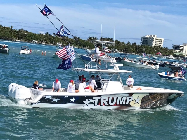 อลังการ! ขบวนเรือนับพันลำฉลองวันเกิดโดนัลด์ ทรัมป์