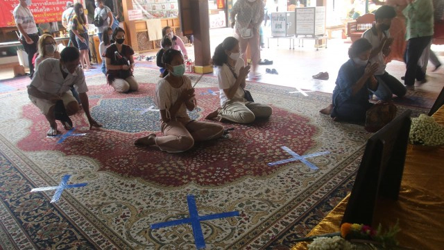 แห่ขอพร 'หลวงพ่อทันใจ' ก่อนวันหวยออก!!