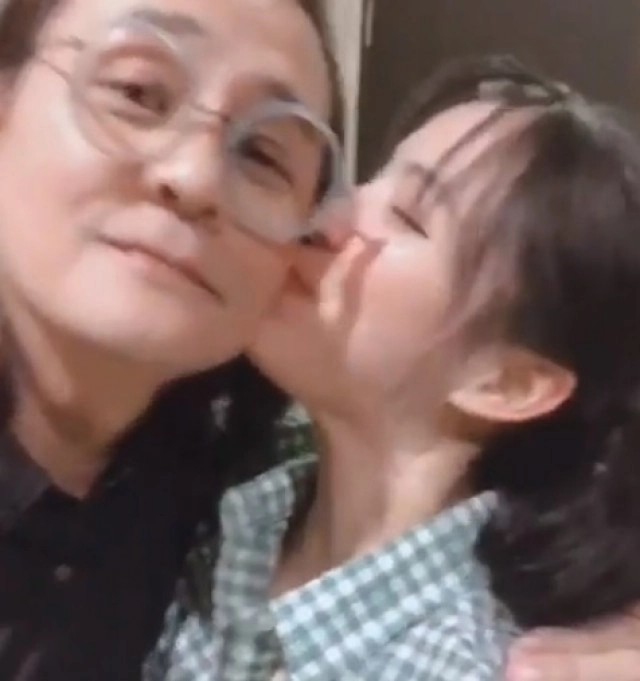 "เปิ้ล หัทยา"เผยคลิปวินาทีสุดเศร้า"ลูกหนุน-ลูกหนัง"ร้องเพลงโปรดพ่อตั้ว