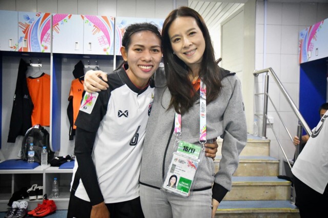 แข้งหญิงทีมชาติสดุดี" มาดามแป้ง"ฉากหลังลุยบอลโลก 2 สมัย