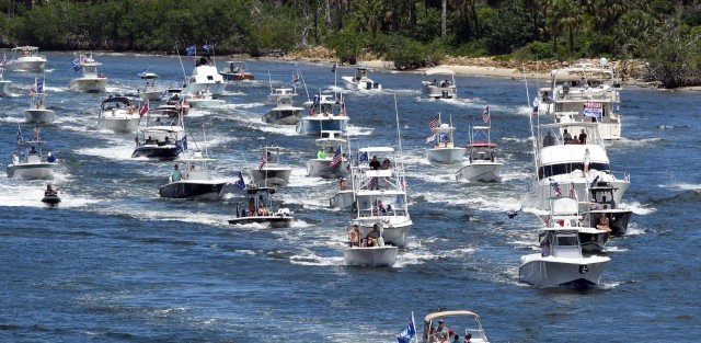 อลังการ! ขบวนเรือนับพันลำฉลองวันเกิดโดนัลด์ ทรัมป์