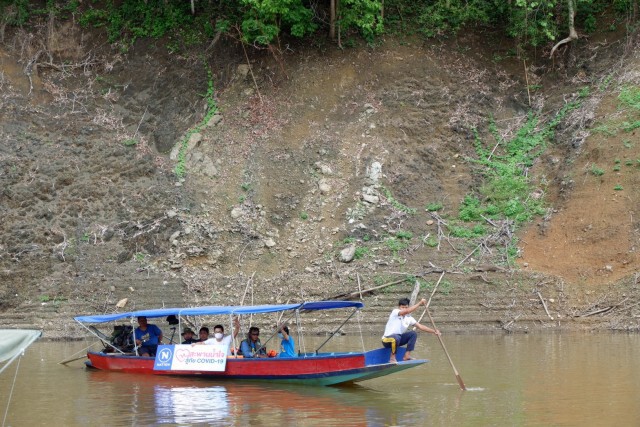 "เนชั่น"ขนทีมข้ามน้ำช่วยชาวปิล๊อกคี่  สู้ภัยโควิด-19