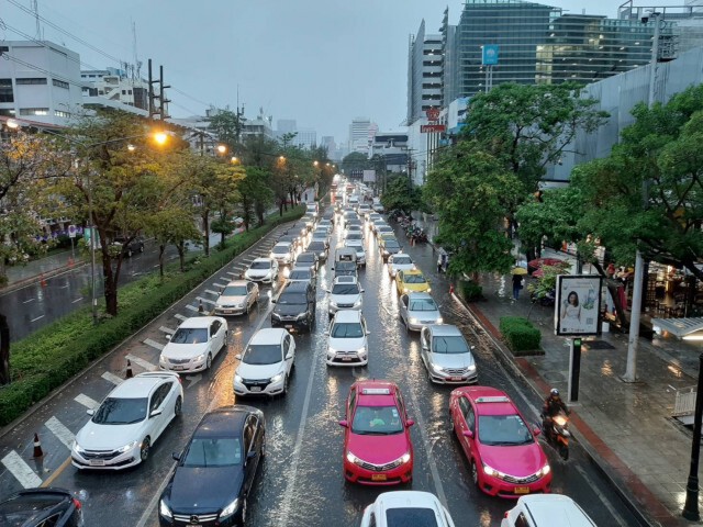 กรุงเทพฯอ่วม ฝนตกรถติด... หลายพื้นที่