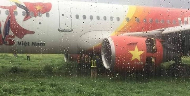 เครื่องบินเวียดเจ็ท ไถลออกนอกรันเวย์