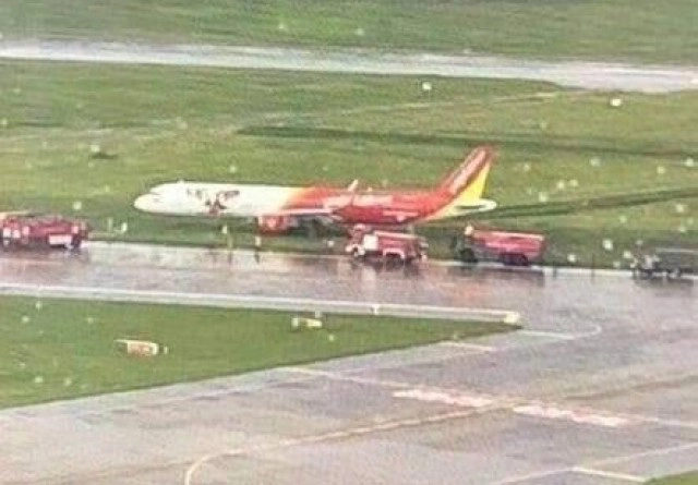 เครื่องบินเวียดเจ็ท ไถลออกนอกรันเวย์