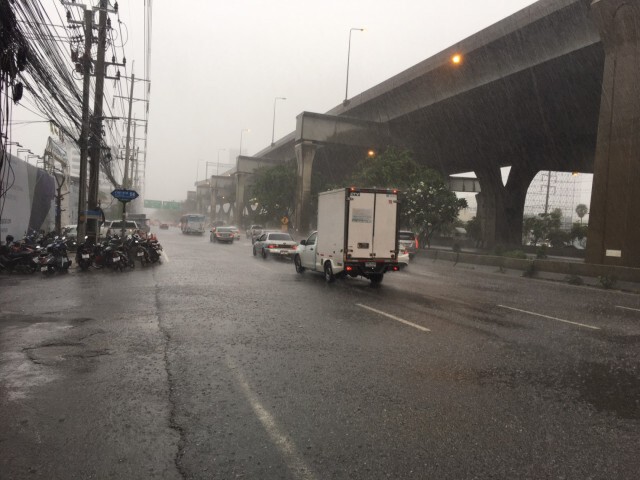 ฝนถล่มกรุงหลายพื้นที่!