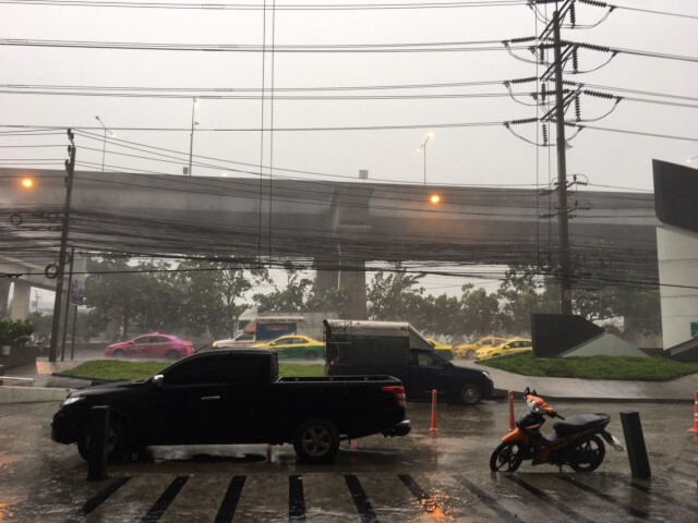 ฝนถล่มกรุงหลายพื้นที่!